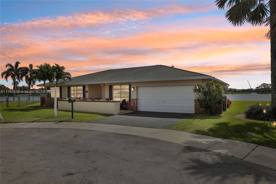 Recently Sold: $550,000 (3 beds, 2 baths, 2002 Square Feet)