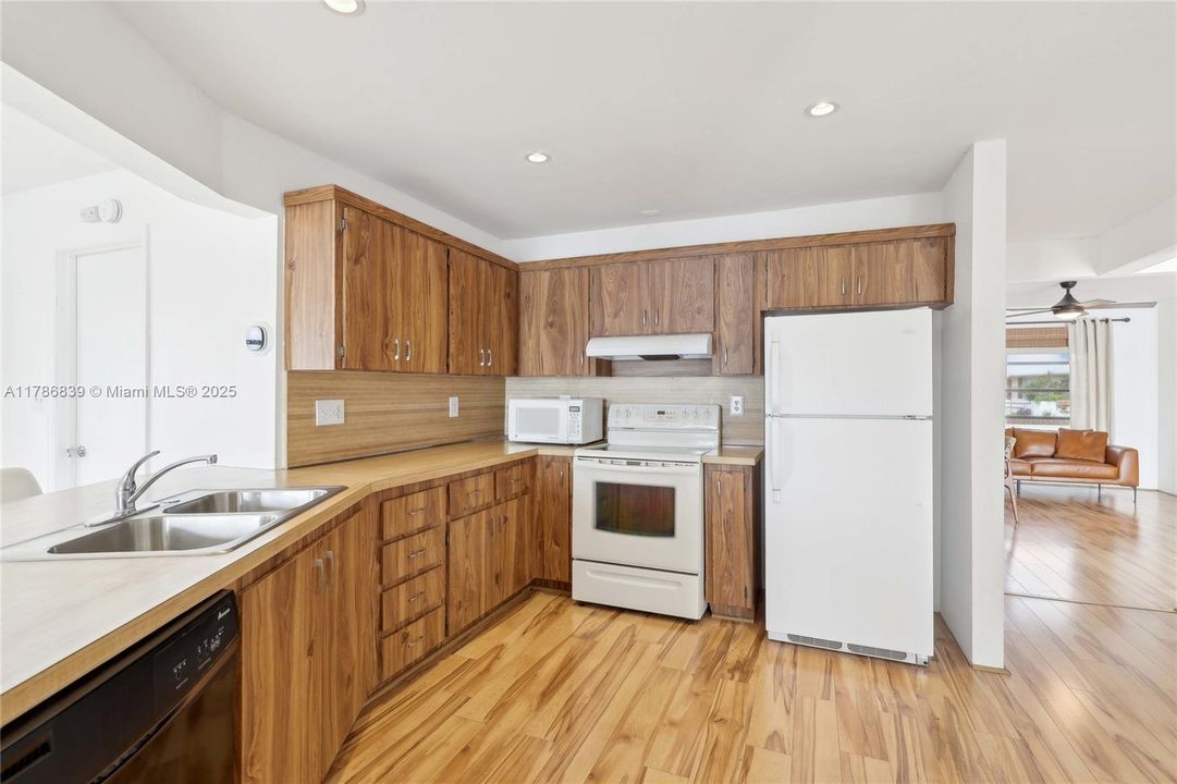 Recently Sold: $550,000 (3 beds, 2 baths, 2002 Square Feet)