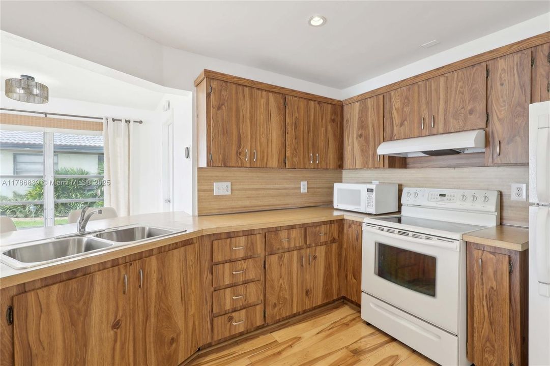 Recently Sold: $550,000 (3 beds, 2 baths, 2002 Square Feet)