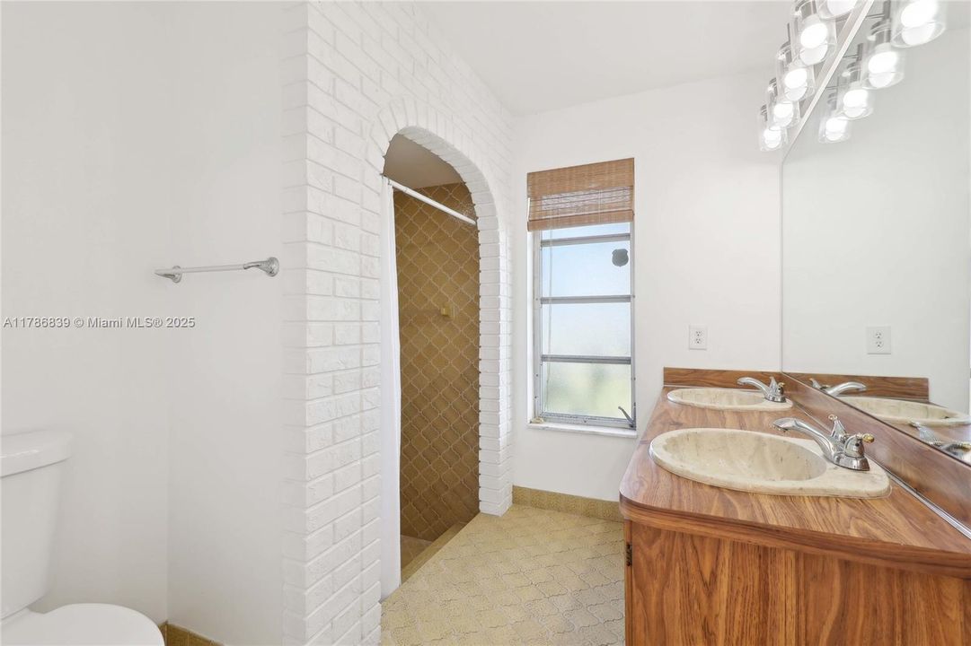 Recently Sold: $550,000 (3 beds, 2 baths, 2002 Square Feet)