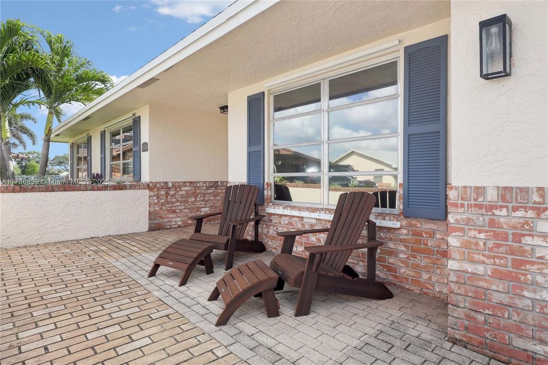 Recently Sold: $550,000 (3 beds, 2 baths, 2002 Square Feet)