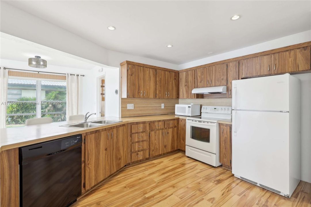 Recently Sold: $550,000 (3 beds, 2 baths, 2002 Square Feet)