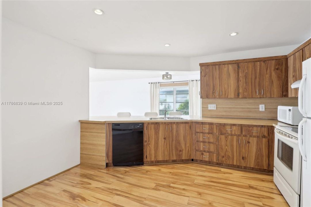 Recently Sold: $550,000 (3 beds, 2 baths, 2002 Square Feet)