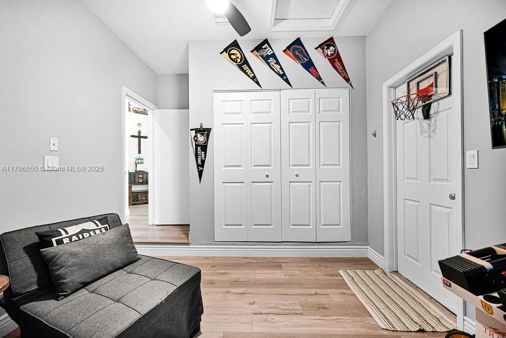 Vendido Recientemente: $840,000 (3 camas, 2 baños, 1595 Pies cuadrados)