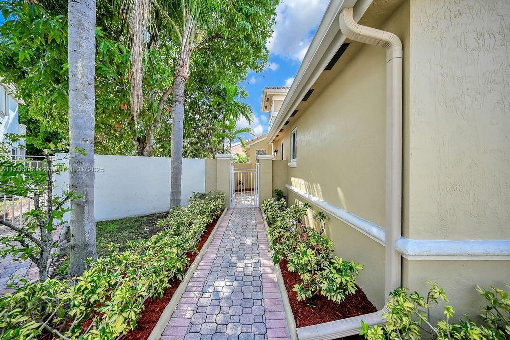 Vendido Recientemente: $840,000 (3 camas, 2 baños, 1595 Pies cuadrados)