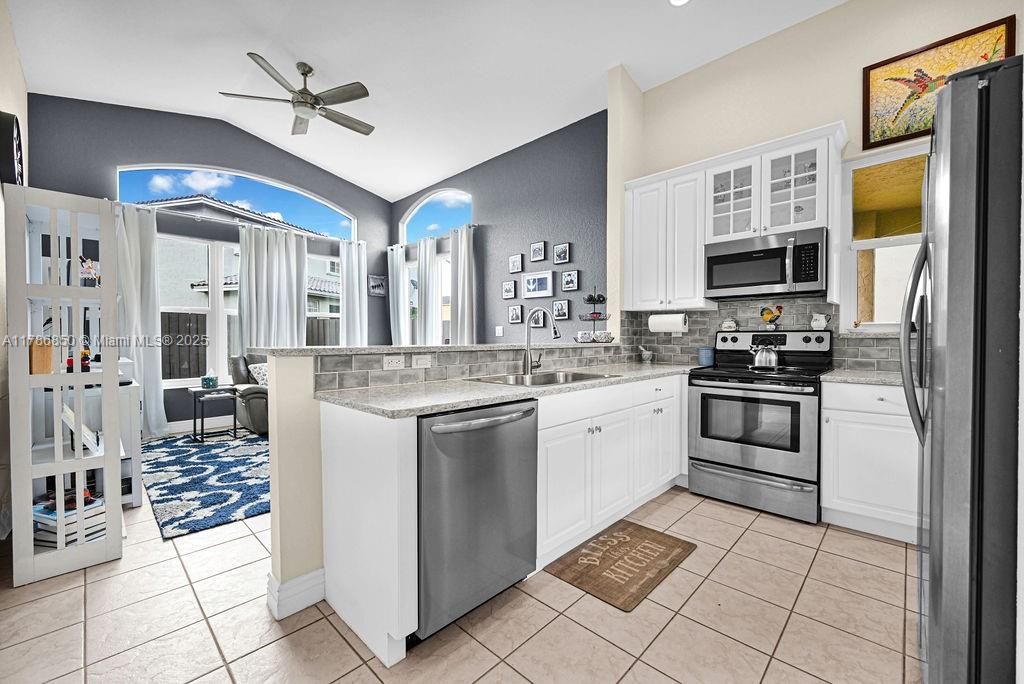 Vendido Recientemente: $840,000 (3 camas, 2 baños, 1595 Pies cuadrados)