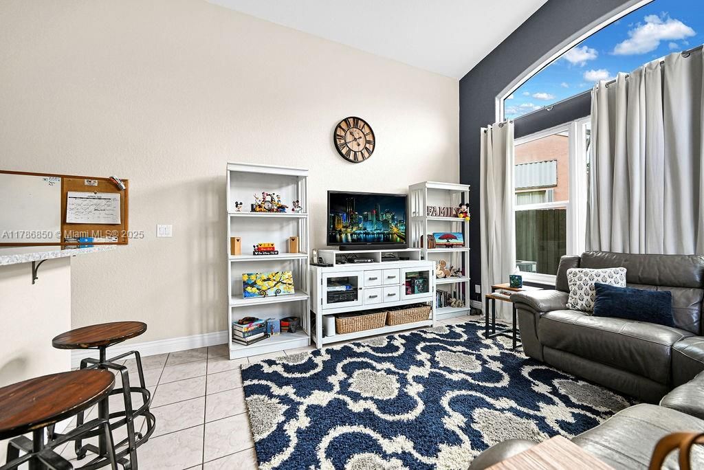 Vendido Recientemente: $840,000 (3 camas, 2 baños, 1595 Pies cuadrados)