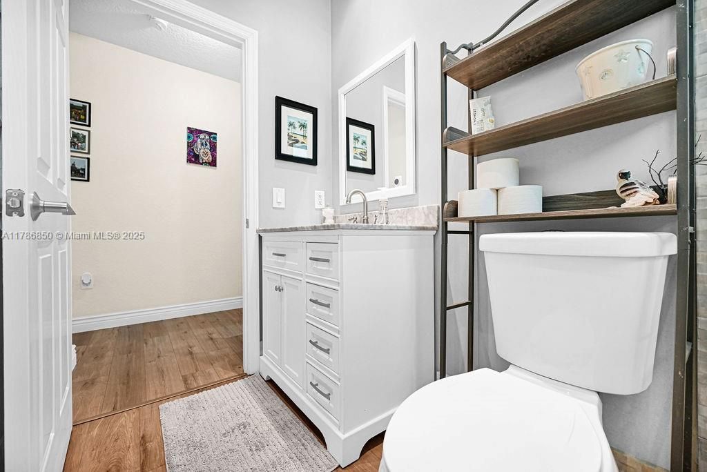 Vendido Recientemente: $840,000 (3 camas, 2 baños, 1595 Pies cuadrados)