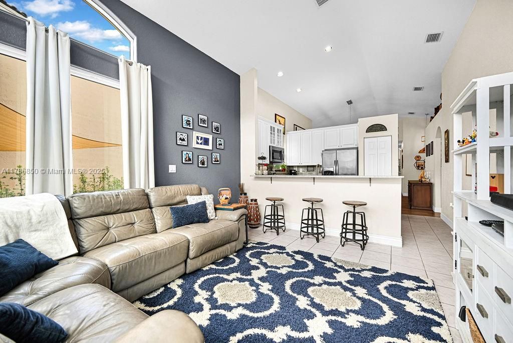 Vendido Recientemente: $840,000 (3 camas, 2 baños, 1595 Pies cuadrados)