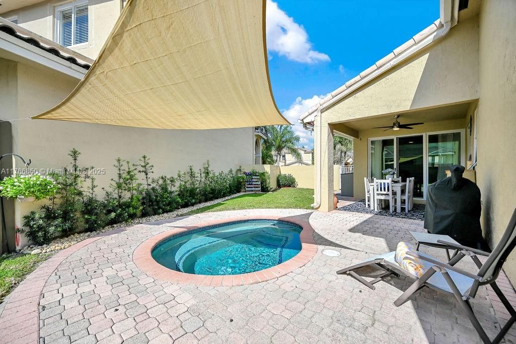 Vendido Recientemente: $840,000 (3 camas, 2 baños, 1595 Pies cuadrados)