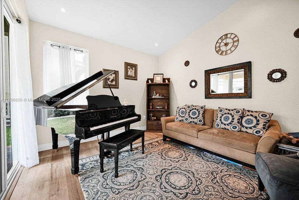 Vendido Recientemente: $840,000 (3 camas, 2 baños, 1595 Pies cuadrados)