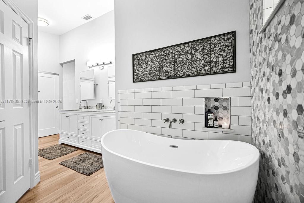 Vendido Recientemente: $840,000 (3 camas, 2 baños, 1595 Pies cuadrados)