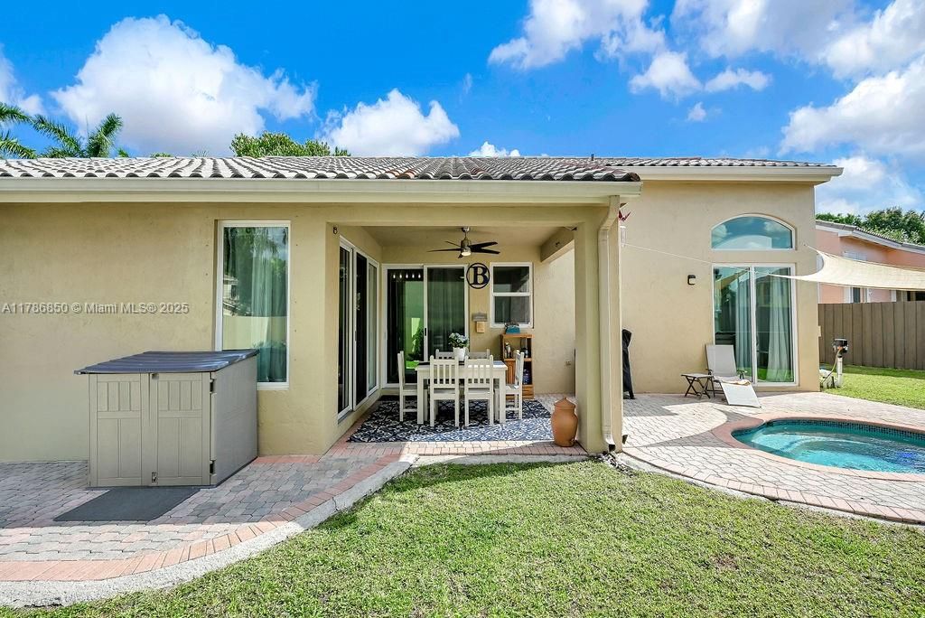 Vendido Recientemente: $840,000 (3 camas, 2 baños, 1595 Pies cuadrados)