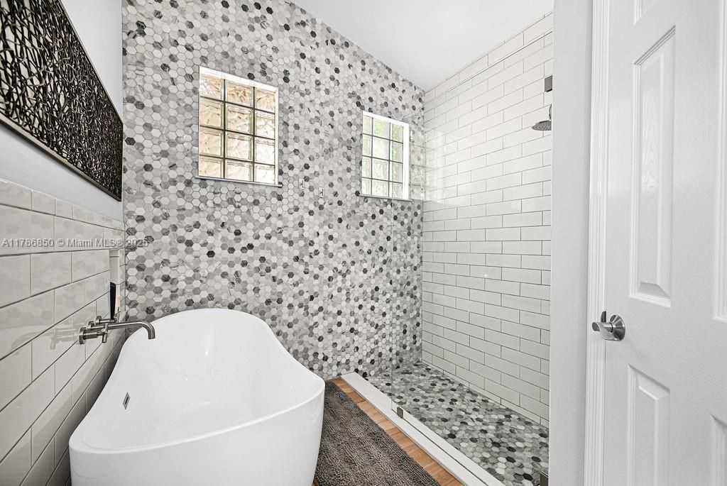 Vendido Recientemente: $840,000 (3 camas, 2 baños, 1595 Pies cuadrados)