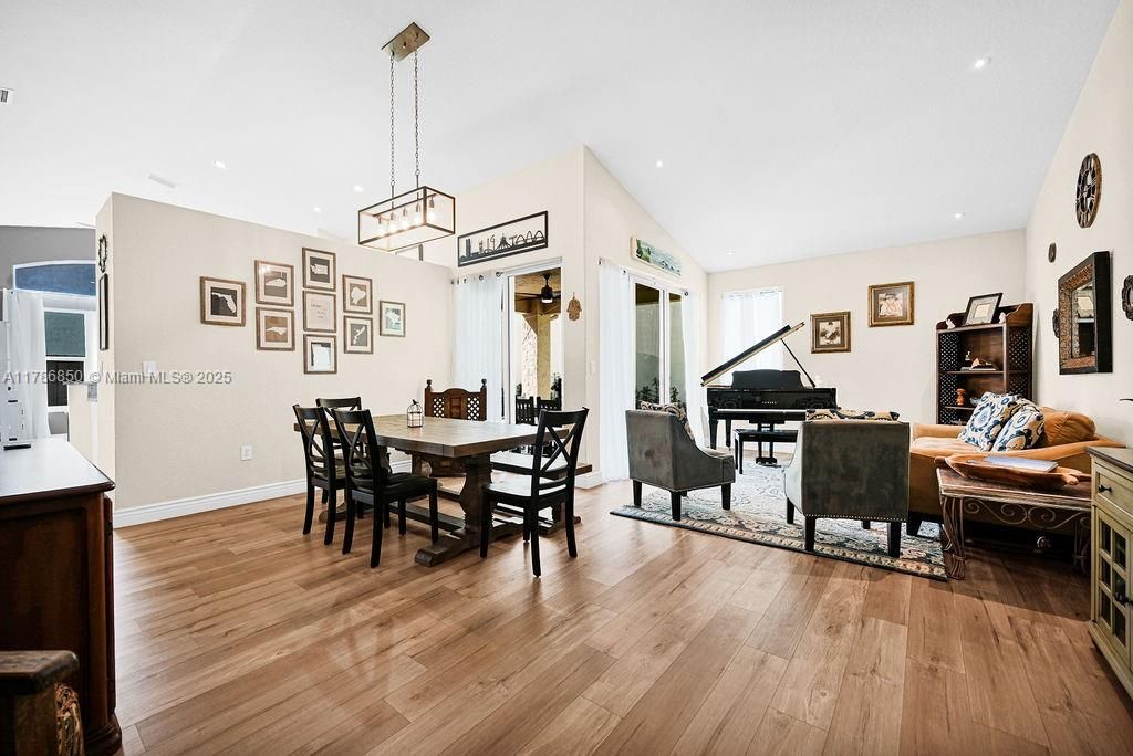 Vendido Recientemente: $840,000 (3 camas, 2 baños, 1595 Pies cuadrados)