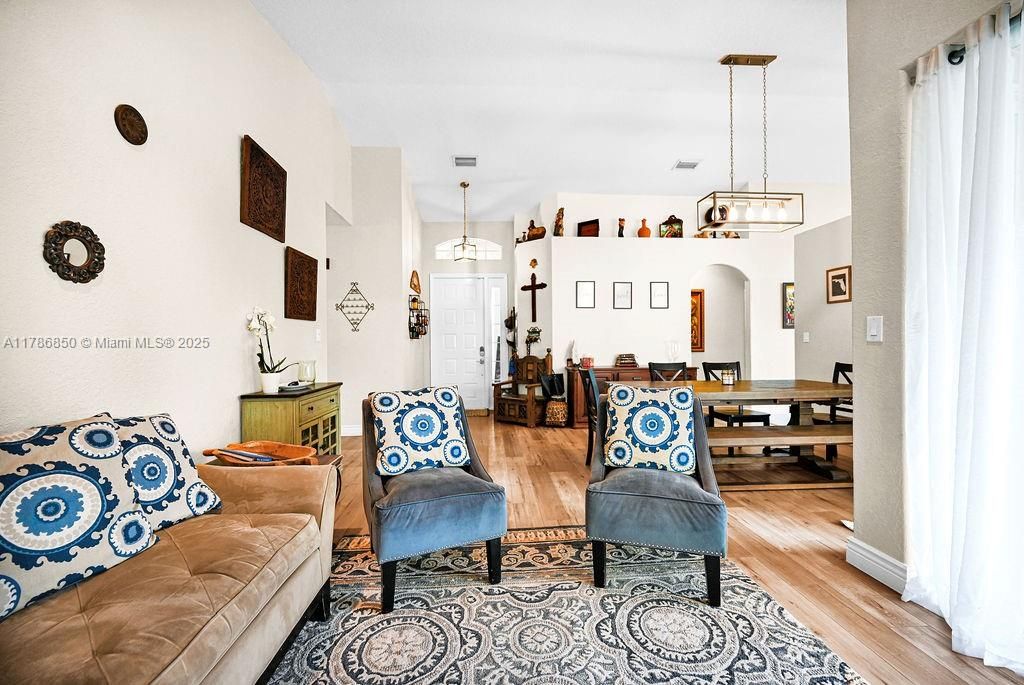 Vendido Recientemente: $840,000 (3 camas, 2 baños, 1595 Pies cuadrados)