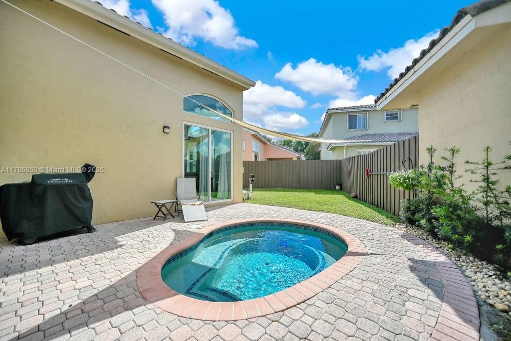 Vendido Recientemente: $840,000 (3 camas, 2 baños, 1595 Pies cuadrados)