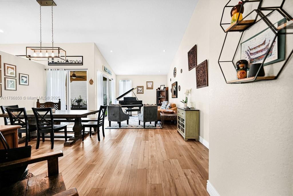 Vendido Recientemente: $840,000 (3 camas, 2 baños, 1595 Pies cuadrados)