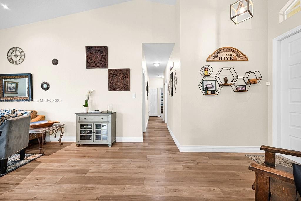 Vendido Recientemente: $840,000 (3 camas, 2 baños, 1595 Pies cuadrados)