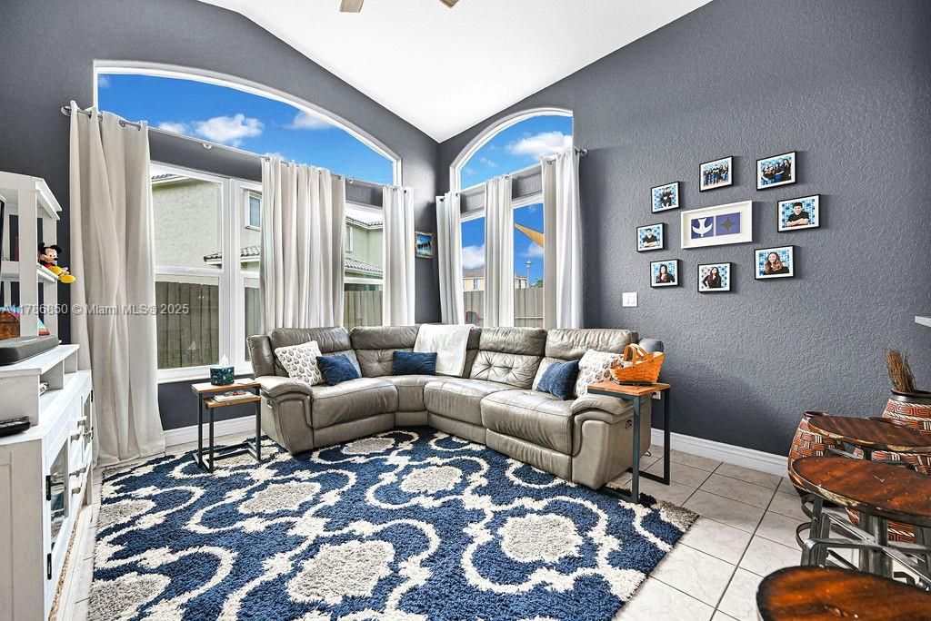 Vendido Recientemente: $840,000 (3 camas, 2 baños, 1595 Pies cuadrados)