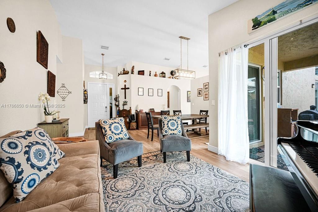 Vendido Recientemente: $840,000 (3 camas, 2 baños, 1595 Pies cuadrados)