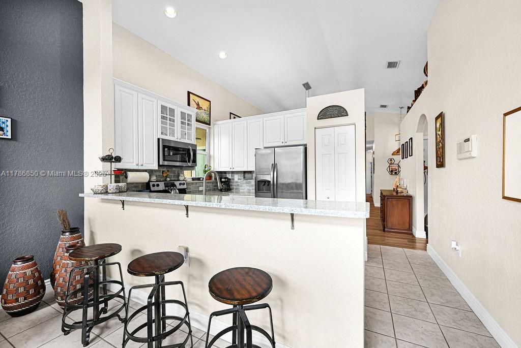 Vendido Recientemente: $840,000 (3 camas, 2 baños, 1595 Pies cuadrados)