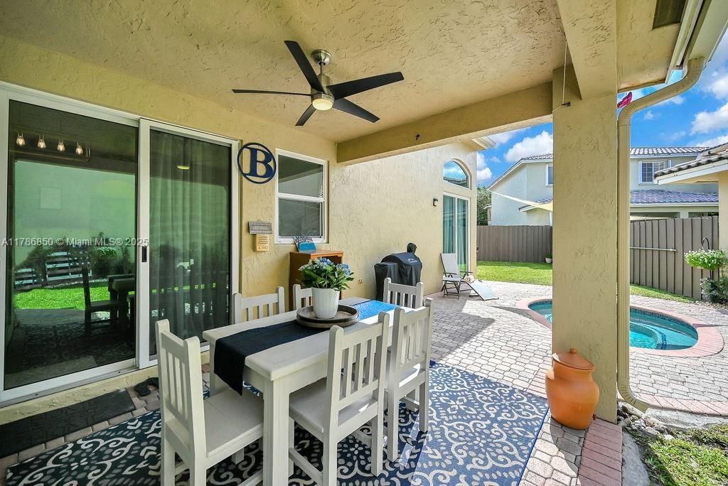 Vendido Recientemente: $840,000 (3 camas, 2 baños, 1595 Pies cuadrados)