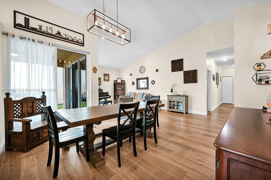 Vendido Recientemente: $840,000 (3 camas, 2 baños, 1595 Pies cuadrados)