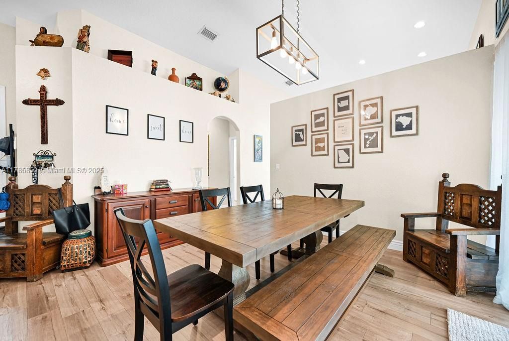 Vendido Recientemente: $840,000 (3 camas, 2 baños, 1595 Pies cuadrados)