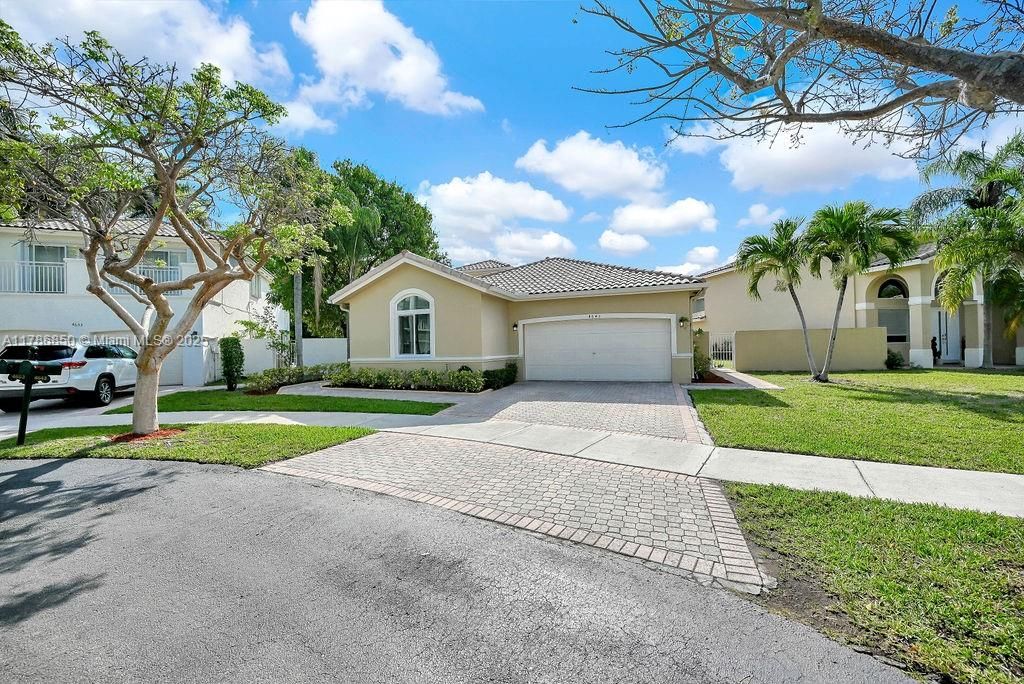 Vendido Recientemente: $840,000 (3 camas, 2 baños, 1595 Pies cuadrados)