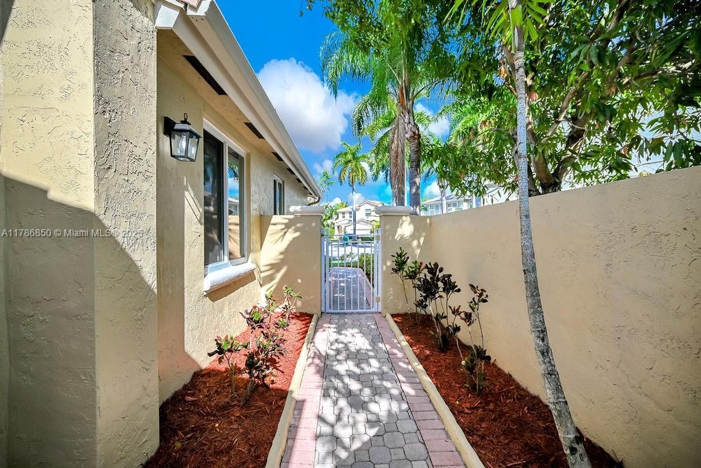 Vendido Recientemente: $840,000 (3 camas, 2 baños, 1595 Pies cuadrados)