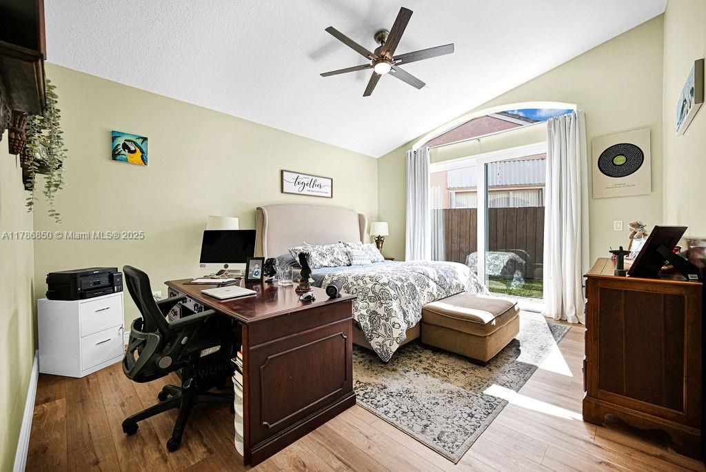 Vendido Recientemente: $840,000 (3 camas, 2 baños, 1595 Pies cuadrados)