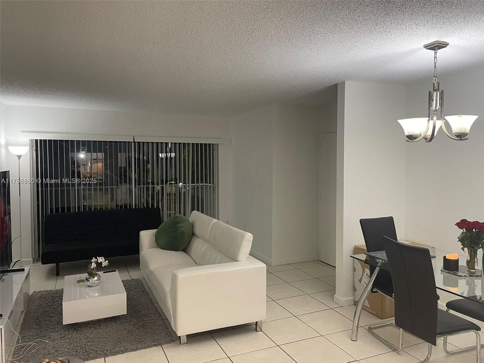 Recientemente alquilado: $2,200 (2 camas, 2 baños, 1060 Pies cuadrados)