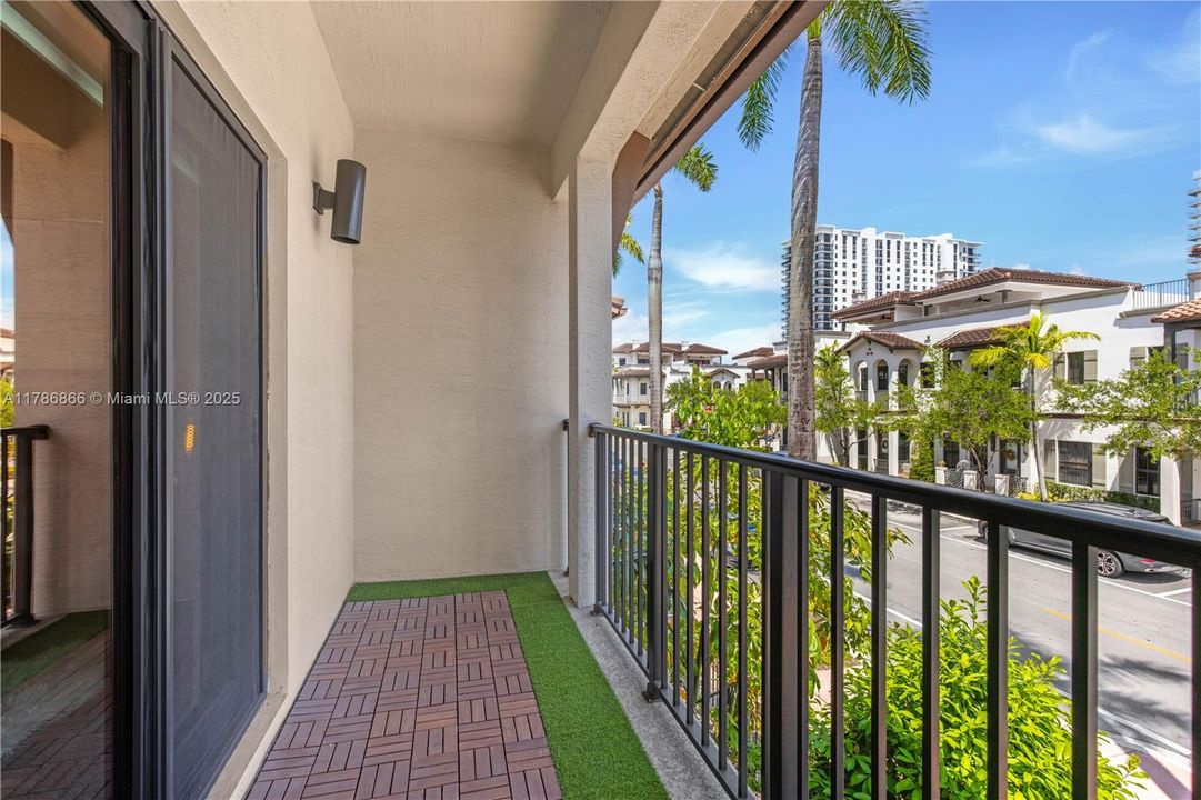 Recently Rented: $4,000 (3 beds, 2 baths, 1424 Square Feet)