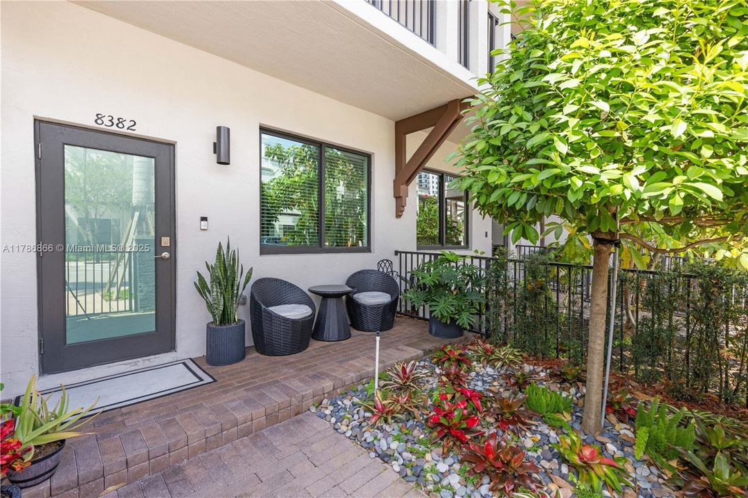 Recently Rented: $4,000 (3 beds, 2 baths, 1424 Square Feet)