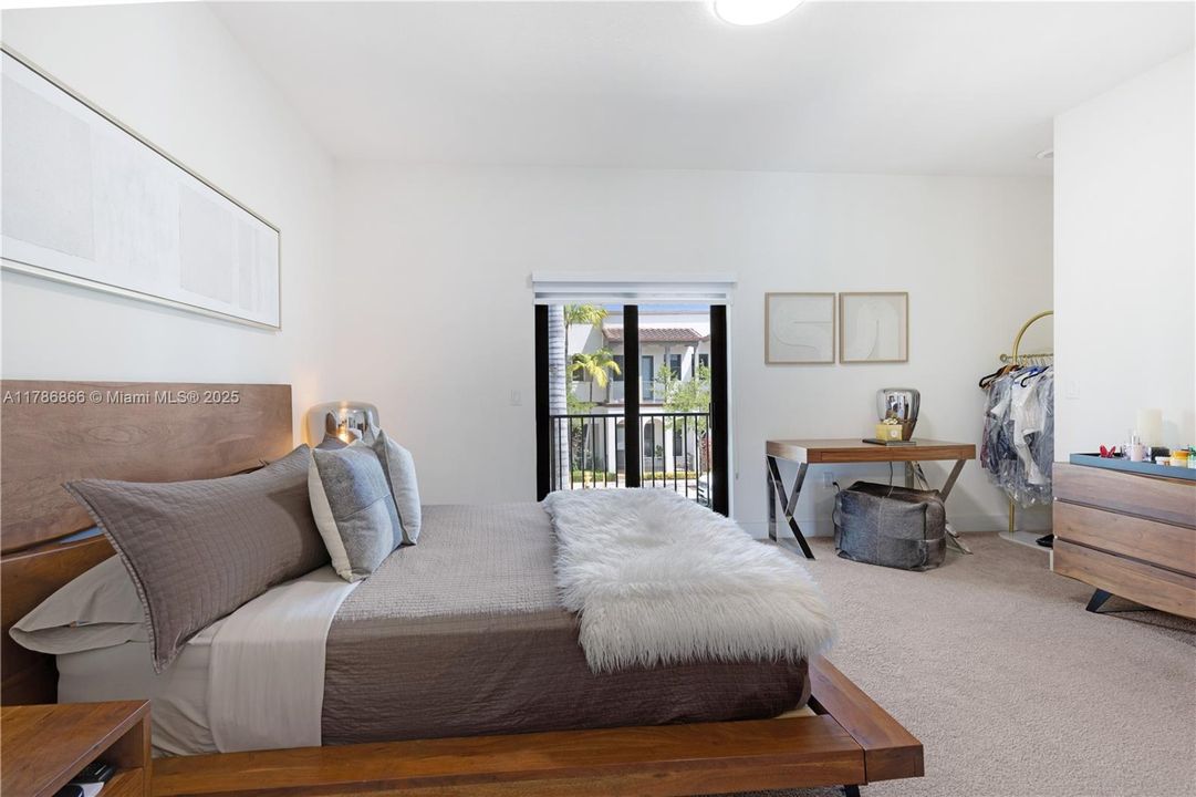 Recently Rented: $4,000 (3 beds, 2 baths, 1424 Square Feet)