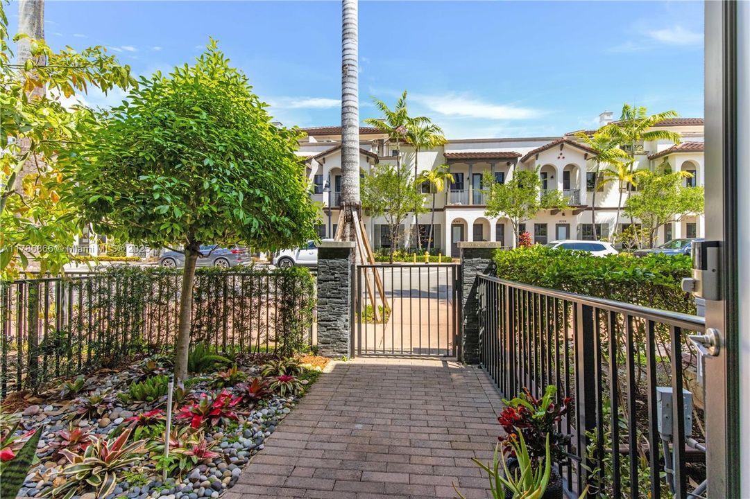 Recently Rented: $4,000 (3 beds, 2 baths, 1424 Square Feet)