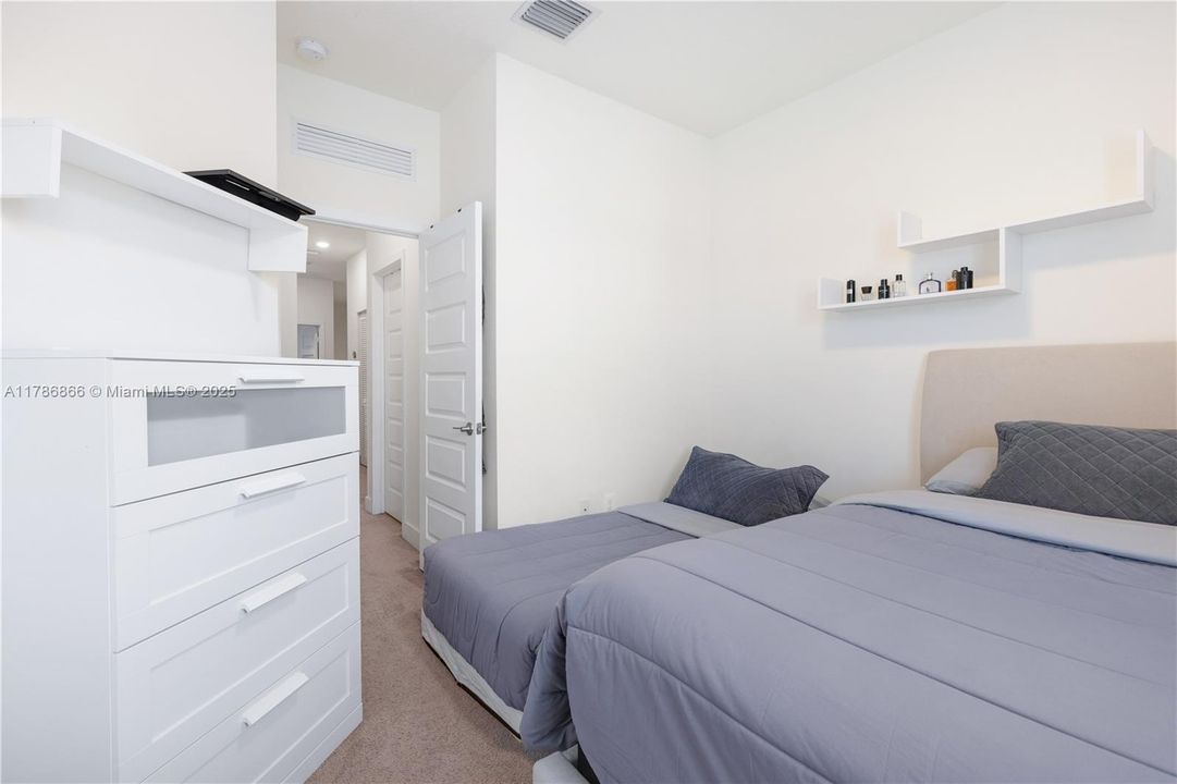 Recently Rented: $4,000 (3 beds, 2 baths, 1424 Square Feet)