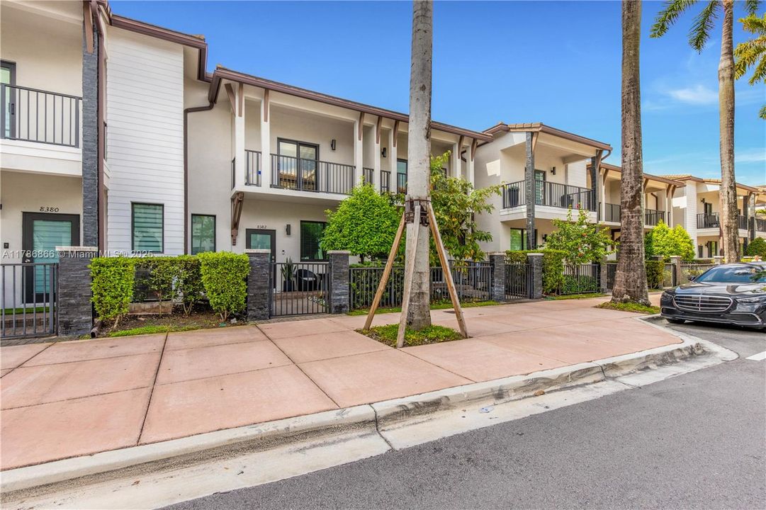 Recently Rented: $4,000 (3 beds, 2 baths, 1424 Square Feet)