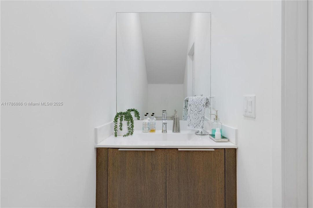 Recently Rented: $4,000 (3 beds, 2 baths, 1424 Square Feet)