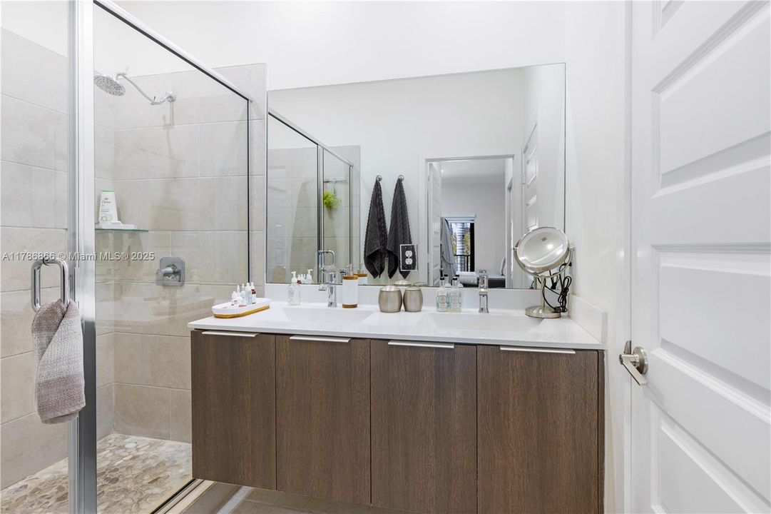 Recently Rented: $4,000 (3 beds, 2 baths, 1424 Square Feet)