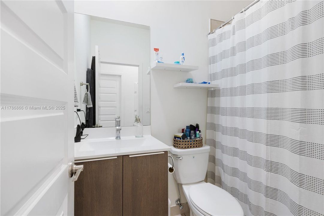 Recently Rented: $4,000 (3 beds, 2 baths, 1424 Square Feet)