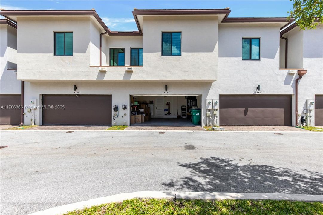 Recently Rented: $4,000 (3 beds, 2 baths, 1424 Square Feet)