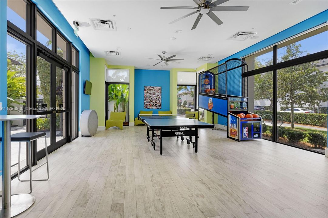 Recently Rented: $4,000 (3 beds, 2 baths, 1424 Square Feet)