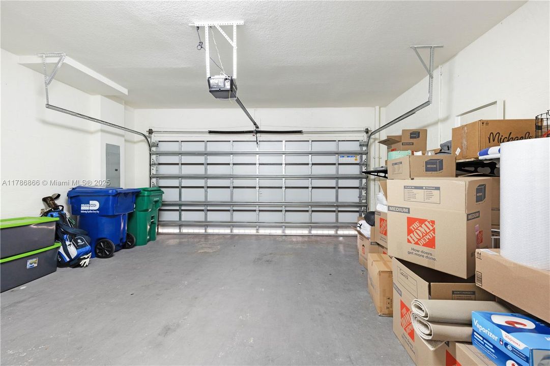 Recently Rented: $4,000 (3 beds, 2 baths, 1424 Square Feet)