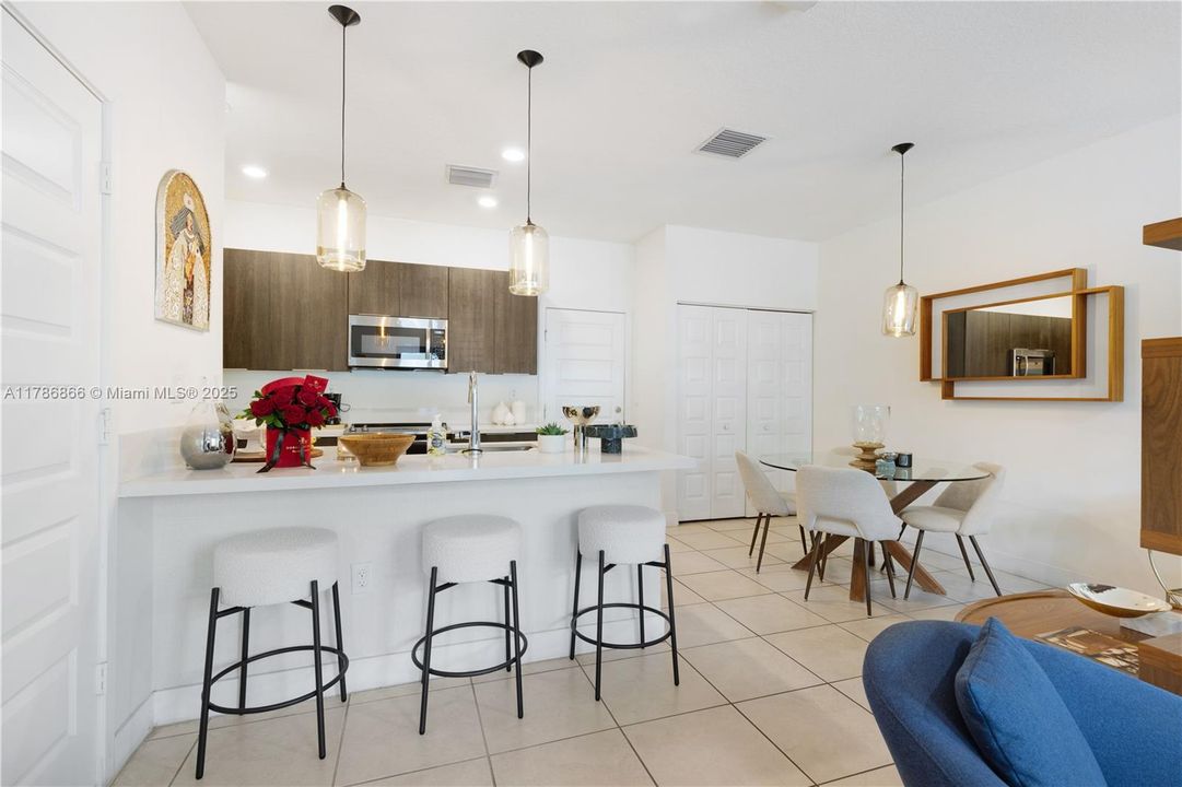 Recently Rented: $4,000 (3 beds, 2 baths, 1424 Square Feet)