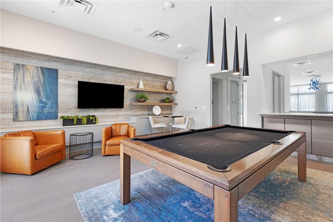 Recently Rented: $4,000 (3 beds, 2 baths, 1424 Square Feet)