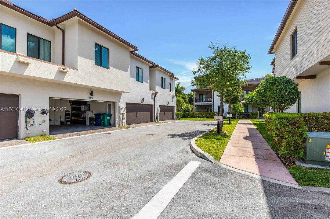 Recently Rented: $4,000 (3 beds, 2 baths, 1424 Square Feet)