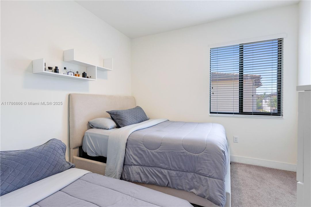 Recently Rented: $4,000 (3 beds, 2 baths, 1424 Square Feet)