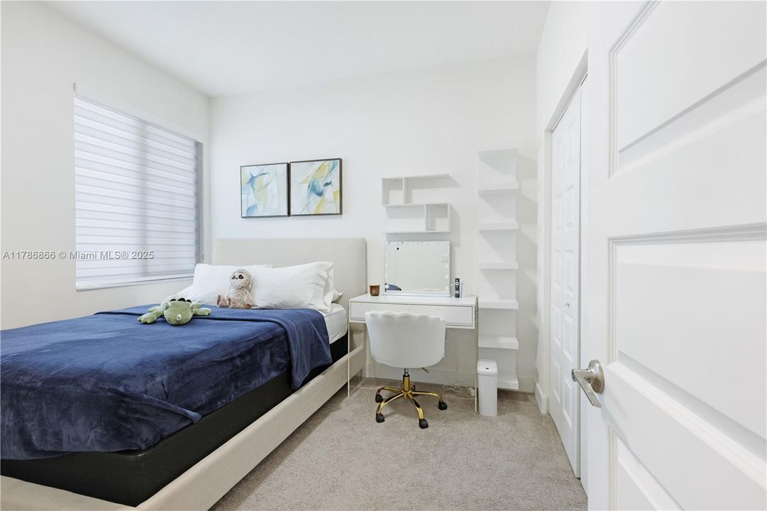 Recently Rented: $4,000 (3 beds, 2 baths, 1424 Square Feet)